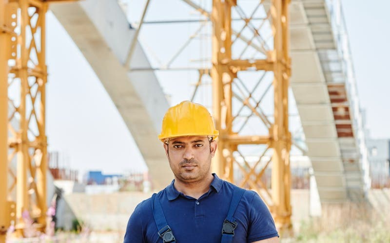 Şantiyede kontrol listesiyle denetim yapan kişi