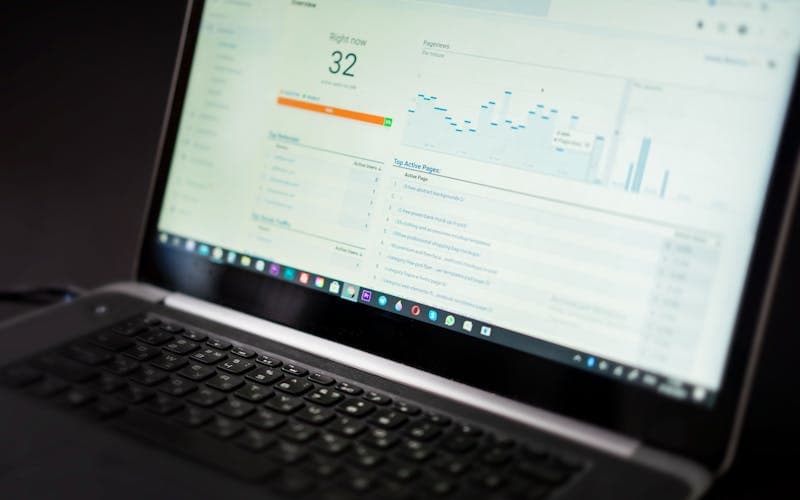 Laptop ekranında analiz panosu