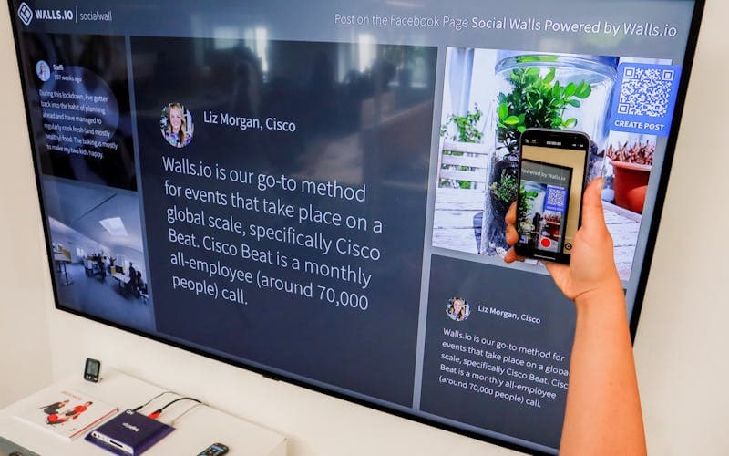 Telefonuyla QR kod tarayan kişi