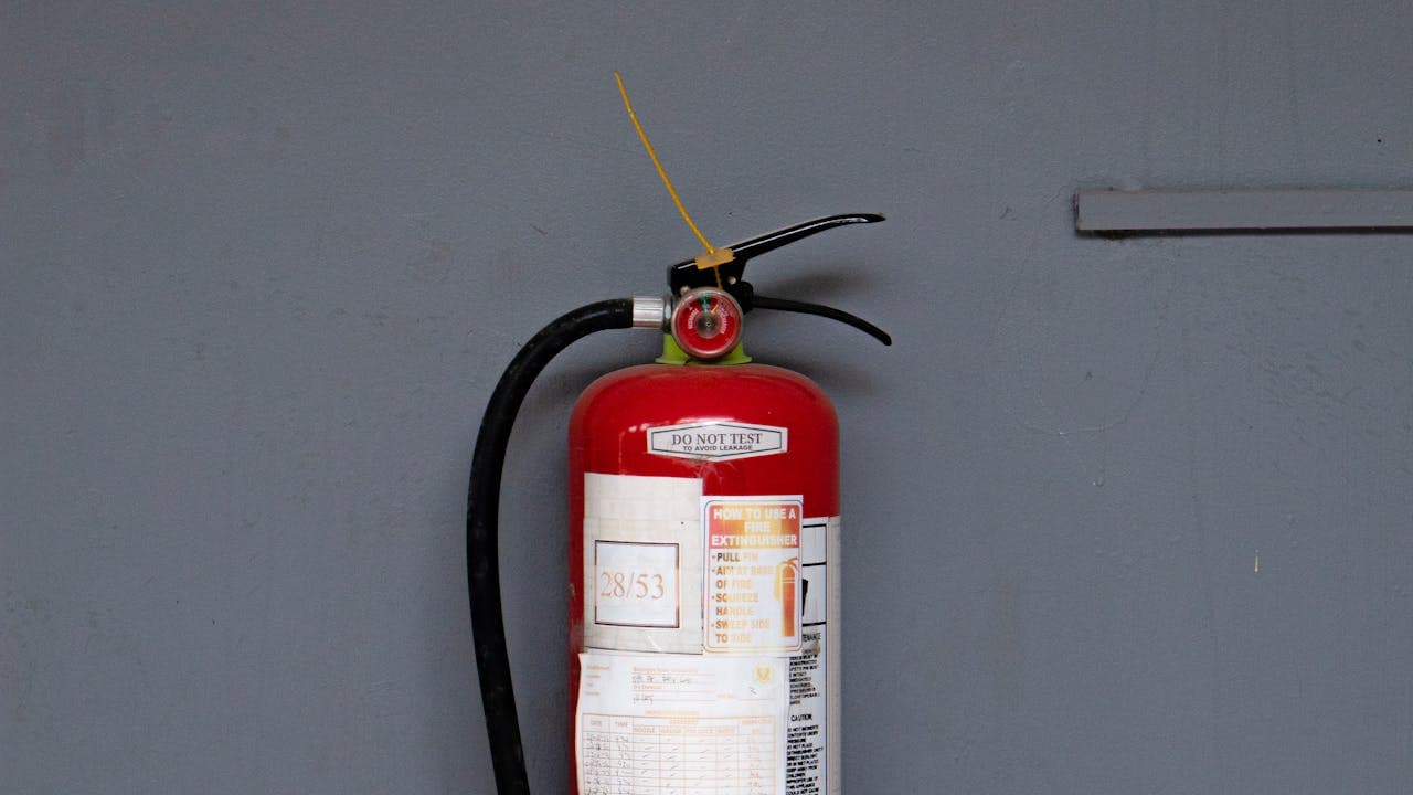 Duvara dayalı kırmızı yangın tüpü